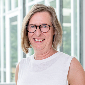 Jutta Kaiser lächelt in die Kamera. 