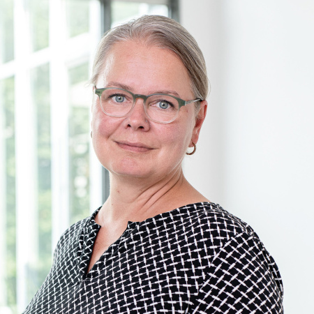Nicole Siedenburg lächelt in die Kamera.