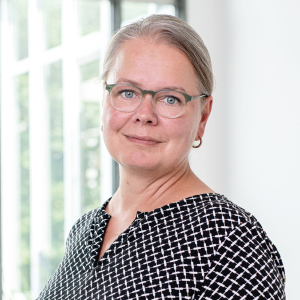 Nicole Siedenburg lächelt in die Kamera.