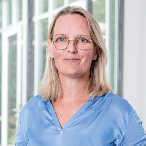 Katja Zobel lächelt in die Kamera.