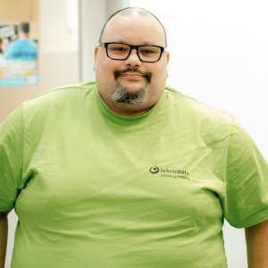 Vorsitzender des Werkstattrates Sascha Ewald lächelt in die Kamera.