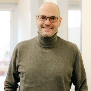 Dean Rauschmaier lächelt in die Kamera.