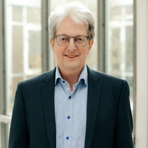 Henning Arens, Geschäftsführer der Stiftung, lächelt in die Kamera.