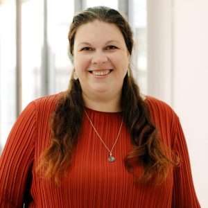 Rebecca Thürnagel lächelt in die Kamera. 