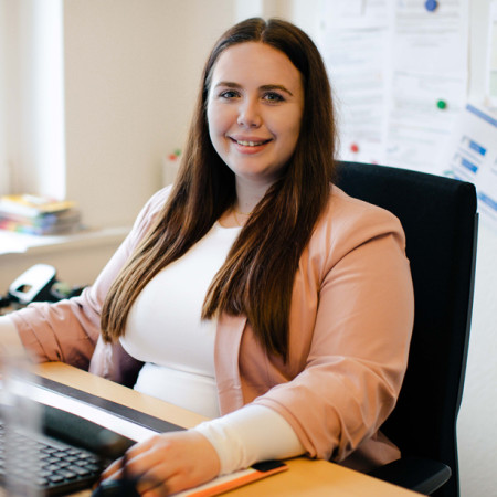 Roksana Wojtiuk lächelt in die Kamera.