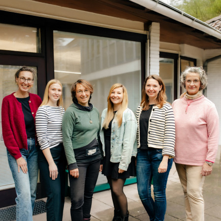 Die sechs, weiblichen koordinierenden Fachkräfte der Integrationsassistenz Lüneburg lächeln in die Kamera.