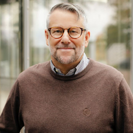 Mike Schenk lächelt in die Kamera.