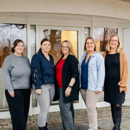 Die fünf, weiblichen koordinierenden Fachkräfte der Schulassistenz im Landkreis Harburg lächeln in die Kamera.