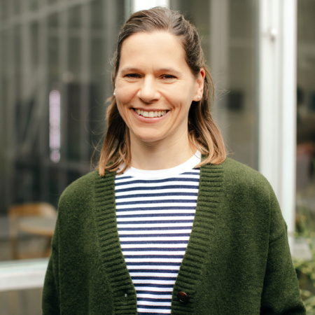 Christina Wilke lächelt in die Kamera.
