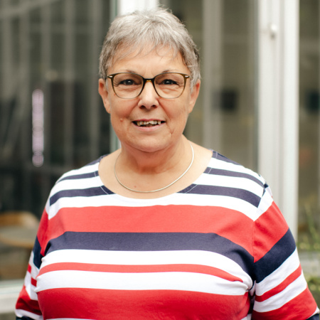 Ellen Kühn lächelt in die Kamera.
