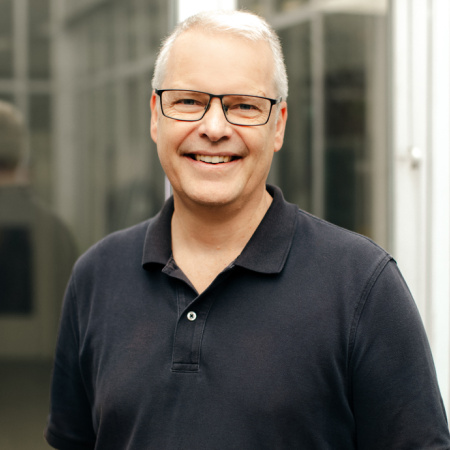 Jens Knoop lächelt in die Kamera.
