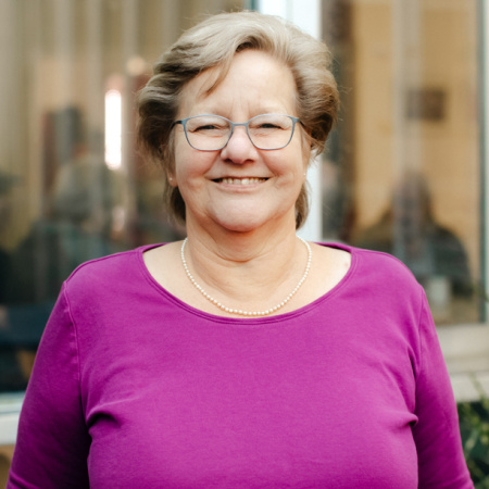 Inge Steinberg lächelt in die Kamera.