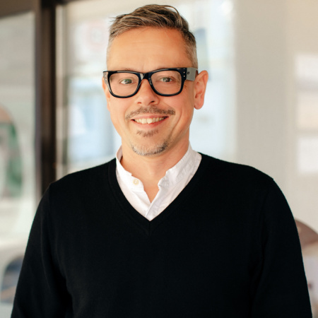 Jan Kürzinger lächelt in die Kamera.