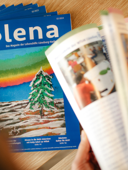 lena Zeitschriften liegen auf einem Stapel und eine Zeitschrift ist leicht aufgeblättert.