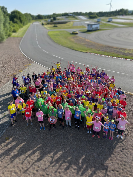Gruppenfoto Firmenlauf 2025 auf dem ADAC Gelände. Das Foto wurde aus der Vogelperspektive aufgenommen.