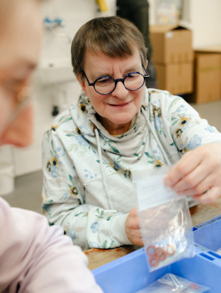 Eine Frau verpackt Dichtungsringe in eine durchsichtige Tüte