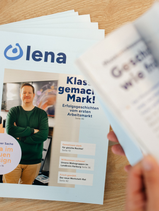 lena Zeitschriften liegen auf einem Stapel und eine Zeitschrift ist leicht aufgeblättert.