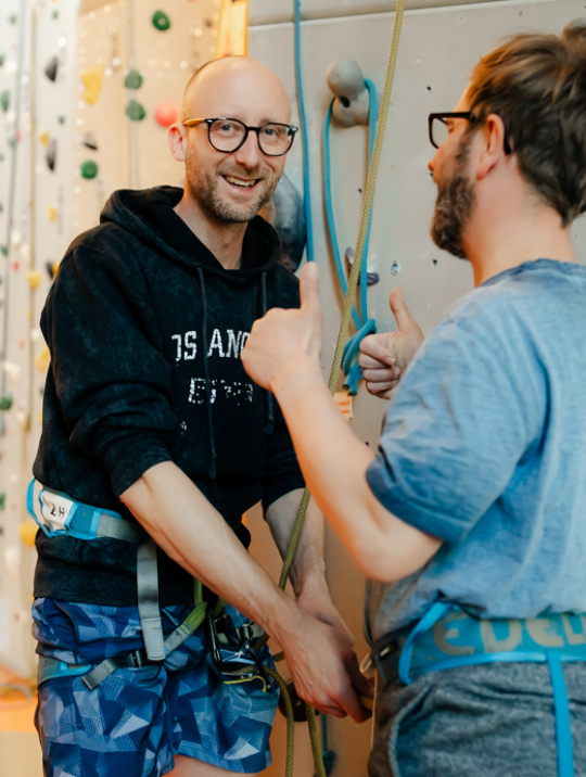 Zwei Personen in der Kletterhalle