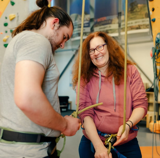 Eine Frau in der Kletterhalle