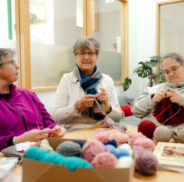 Drei Frauen stricken