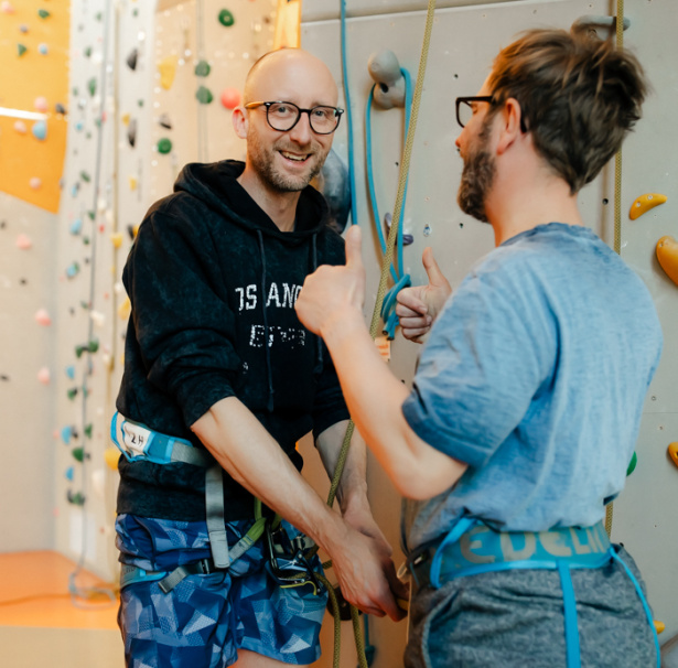 Zwei Personen in der Kletterhalle
