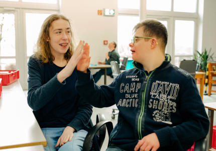 Eine Frau und ein Mann geben sich High Five.