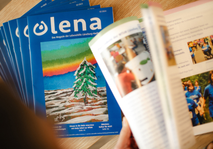 lena Zeitschriften liegen auf einem Stapel und eine Zeitschrift ist leicht aufgeblättert.