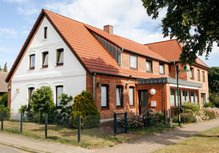 Außenansicht des Wohnhauses im Embsen