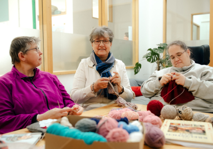 Drei Frauen stricken