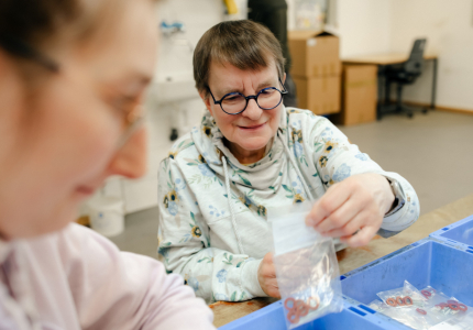 Eine Frau verpackt Dichtungsringe in eine durchsichtige Tüte