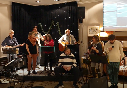 Die Rock- und Pop-Werkstatt der Lebenshilfe beim musizieren. 