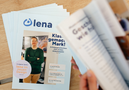 lena Zeitschriften liegen auf einem Stapel und eine Zeitschrift ist leicht aufgeblättert.