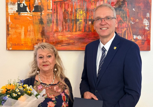 Landrat Böther überreicht das Bundesverdienstkreuz an Dagmar Pitters.