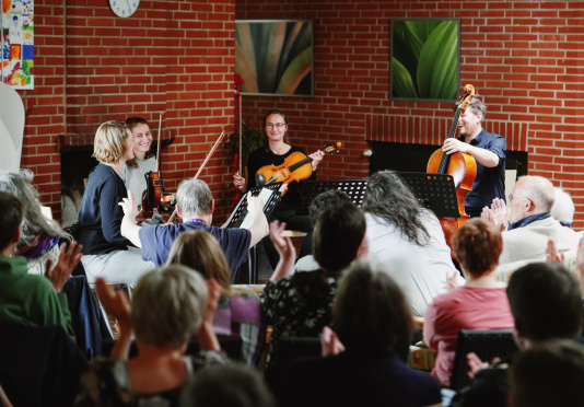 Das Ensemble Reflektor gibt ein Konzert in einem Wohnhaus der Lebenshilfe.