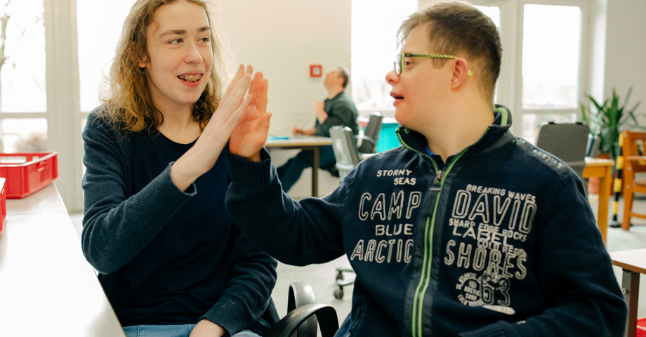 Eine Frau und ein Mann geben sich High Five.