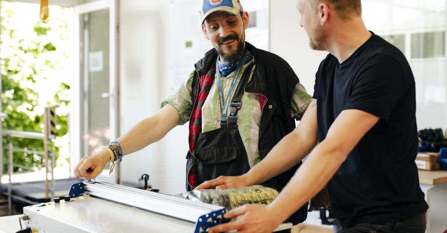 Zwei Männer arbeiten in der Montage