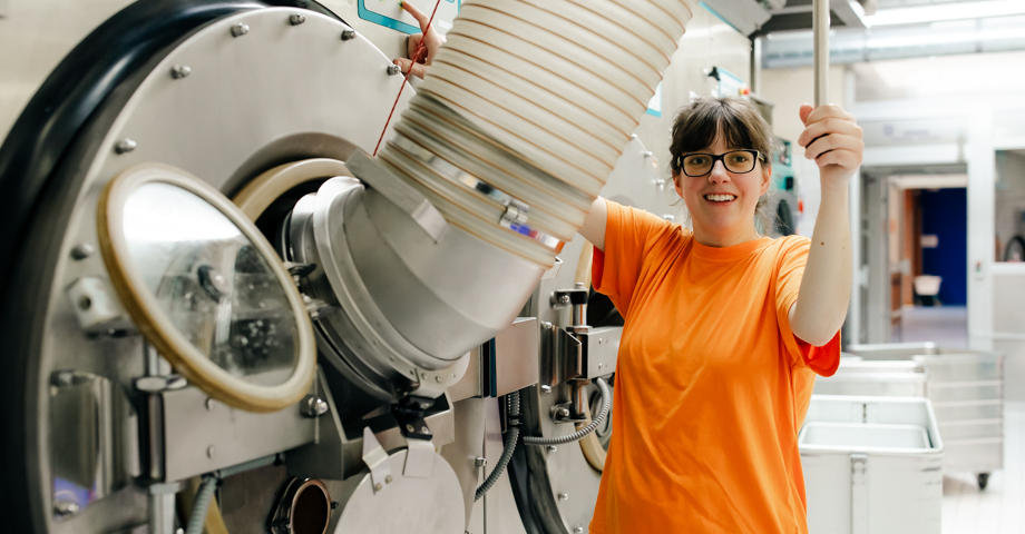 Eine junge Frau arbeitet in der Wäscherei. 